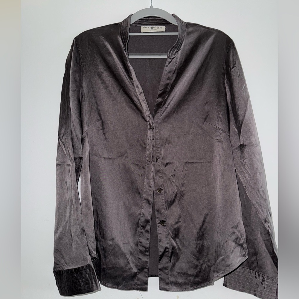 Blunauta silk gray button down shirt fits a medium to large